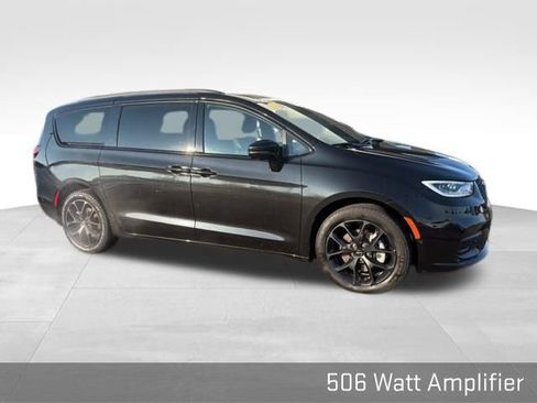Used 2022 Chrysler Pacifica Touring-L w/ Uconnect Theater Family Group image 17