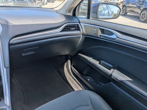Used 2019 Ford Fusion SE image 15