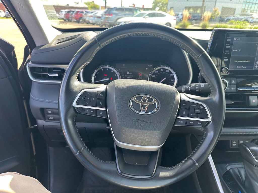 Used 2022 Toyota Highlander XLE AWD/4WD image 17