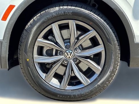 Used 2022 Volkswagen Tiguan SE AWD/4WD image 13