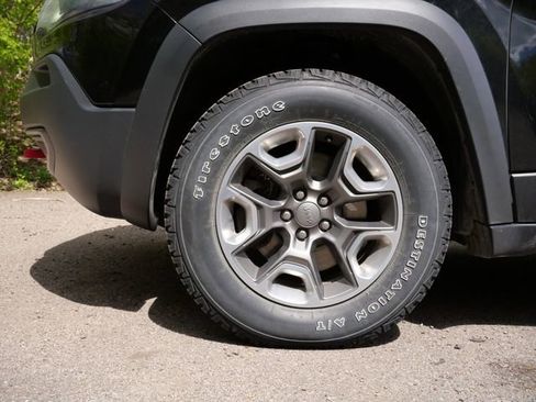 Used 2019 Jeep Cherokee Trailhawk AWD/4WD image 9