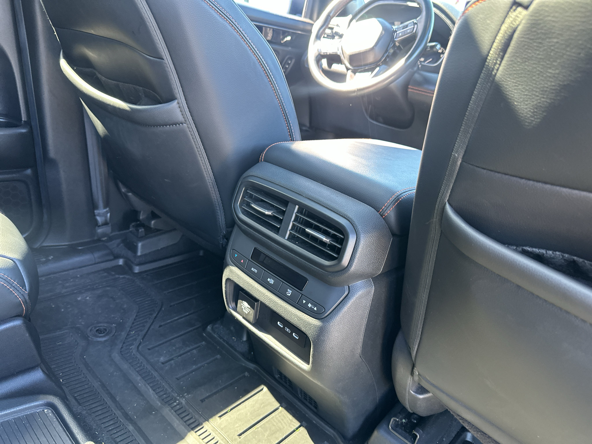 Used 2025 Honda Pilot TrailSport image 14