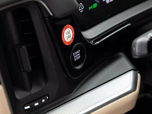 Certified 2025 Porsche Cayenne image 21