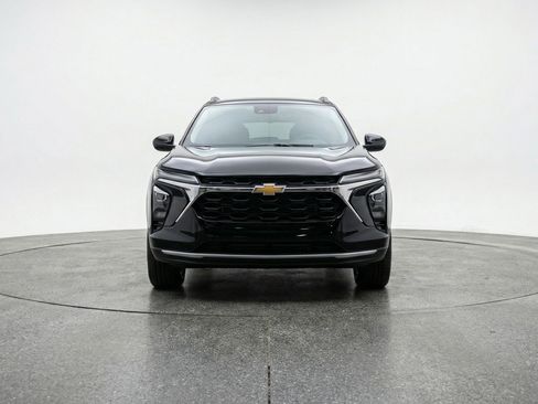 Used 2025 Chevrolet Trax LT image 2