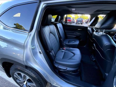 Used 2022 Toyota Highlander XLE image 19