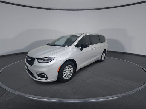 New 2026 Chrysler Pacifica Select image 4