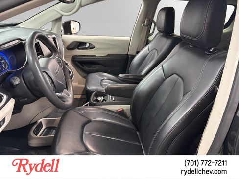 Used 2023 Chrysler Pacifica Touring-L FWD image 10