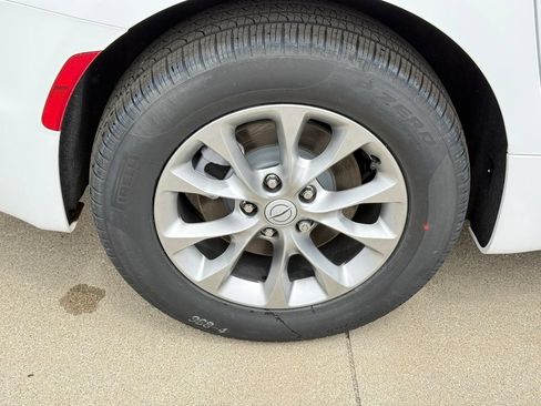 New 2026 Chrysler Pacifica Select AWD/4WD image 10