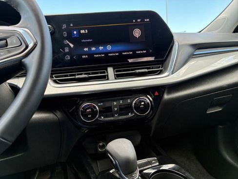 Used 2025 Chevrolet Trax LT w/ LT Convenience Package image 17