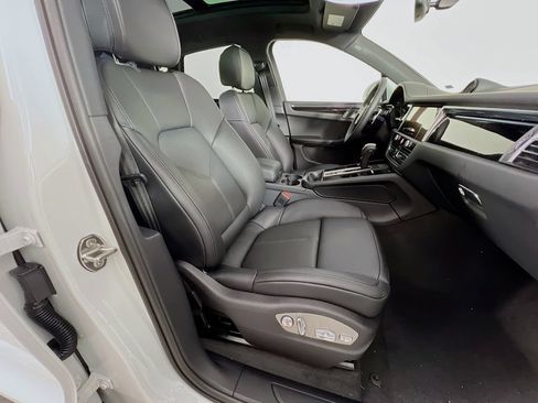 Certified 2026 Porsche Macan AWD/4WD image 30