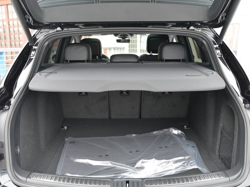Certified 2026 Porsche Macan AWD/4WD image 21