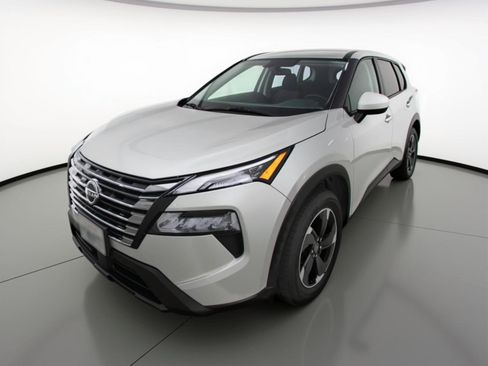 Used 2025 Nissan Rogue SV image 3