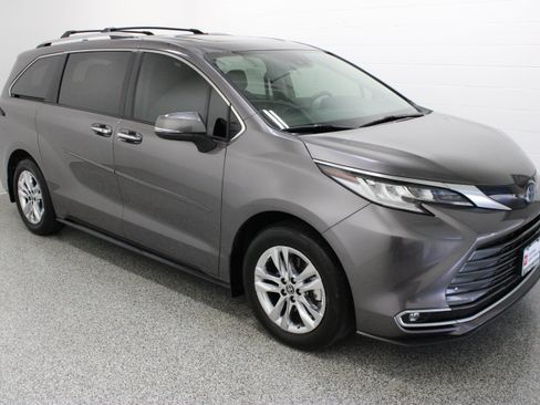 Used 2024 Toyota Sienna Limited FWD image 4