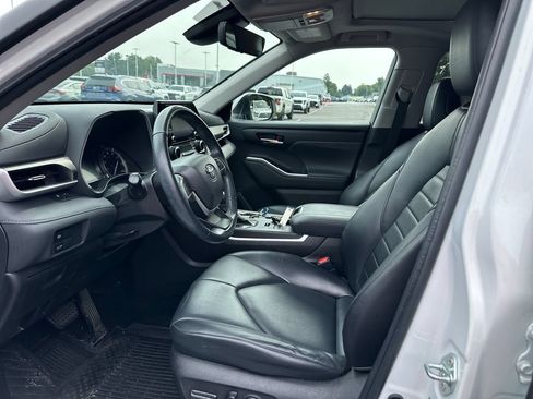 Used 2022 Toyota Highlander XLE AWD/4WD image 10