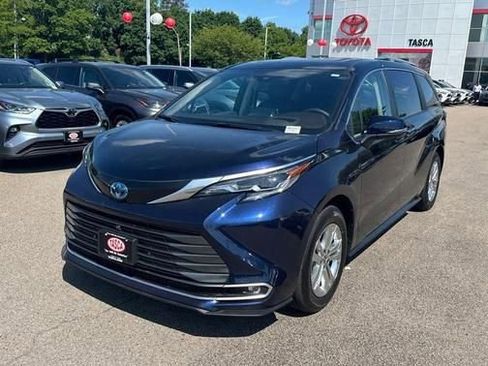 Used 2024 Toyota Sienna Platinum image 3