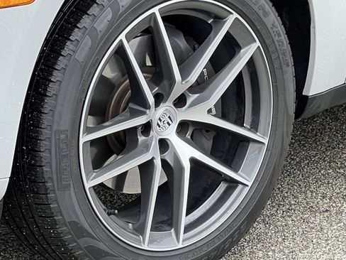 Certified 2025 Porsche Macan image 12