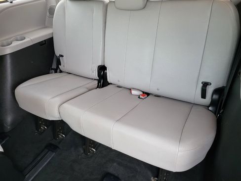 Used 2017 Toyota Sienna Limited image 17