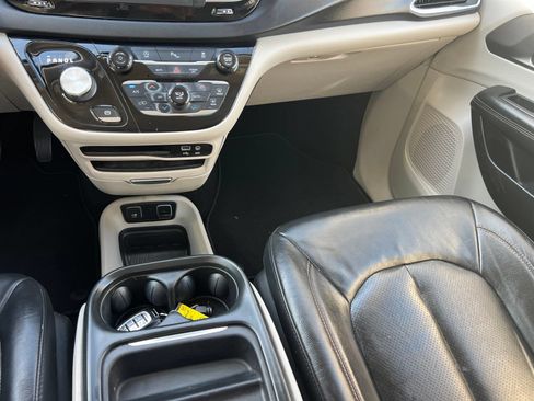 Used 2020 Chrysler Pacifica Touring-L FWD image 34