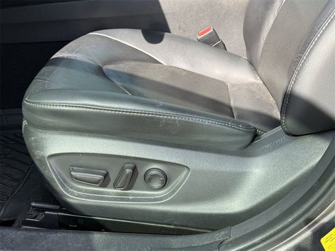 Used 2020 Toyota Camry XLE image 11