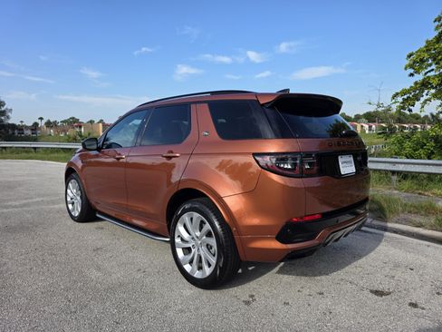 Certified 2022 Land Rover Discovery Sport SE R-Dynamic AWD/4WD image 2