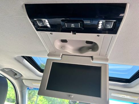 Used 2018 GMC Yukon SLT w/ Open Road Package AWD/4WD image 32