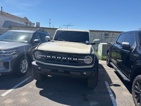 Certified 2025 Ford Bronco Outer Banks w/ Sasquatch Package AWD/4WD image 2