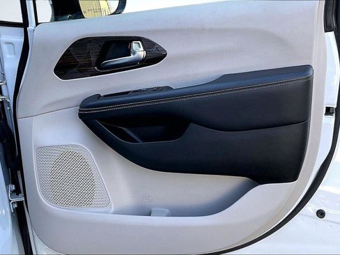 Used 2023 Chrysler Pacifica Limited FWD image 23