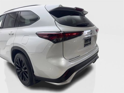 Used 2024 Toyota Highlander FWD image 19