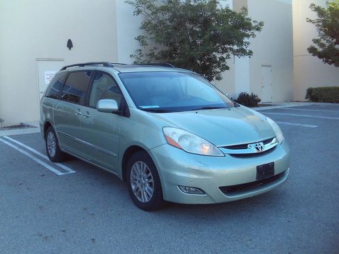 Used 2008 Toyota Sienna XLE Limited image 3