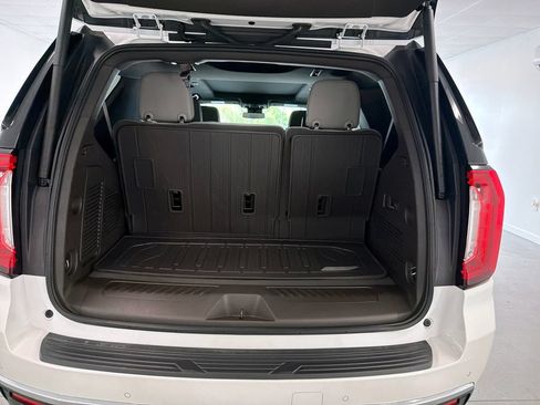 Used 2024 GMC Yukon SLT w/ SLT Premium Package RWD image 8