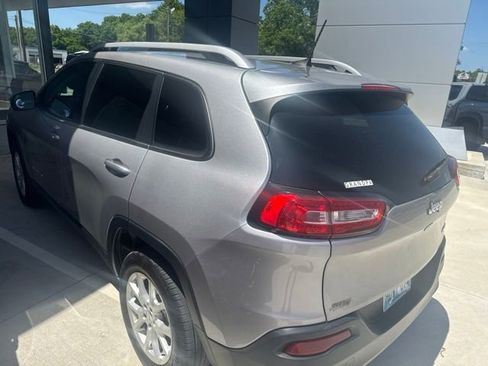 Used 2018 Jeep Cherokee Latitude Plus FWD image 3