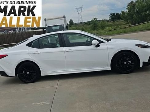 Used 2025 Toyota Camry SE FWD image 9