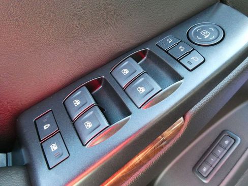 Used 2020 Chevrolet Suburban LT image 29