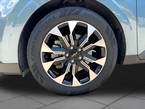 Used 2024 Kia Carnival EX FWD image 11