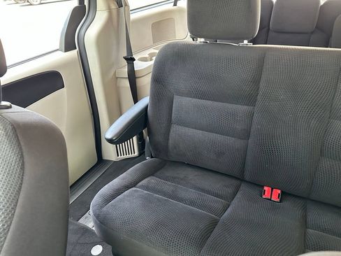 Used 2019 Dodge Grand Caravan SE FWD image 12