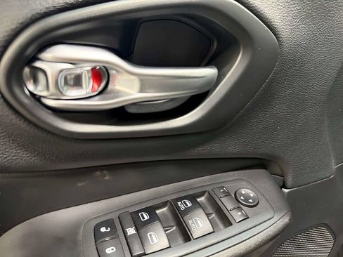 Used 2019 Jeep Cherokee Trailhawk w/ Comfort & Convenience Group AWD/4WD image 28
