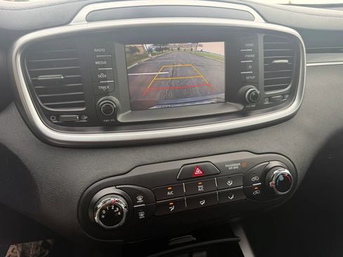 Used 2020 Kia Sorento LX FWD image 13
