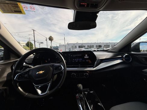 Used 2025 Chevrolet Trax LT w/ LT Convenience Package FWD image 34