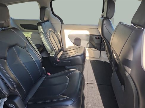 Used 2023 Chrysler Pacifica Touring-L image 17
