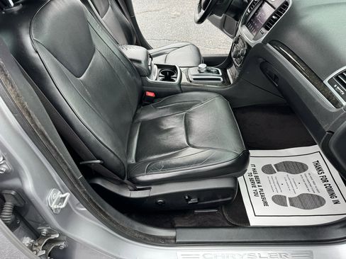 Used 2017 Chrysler 300 C image 12