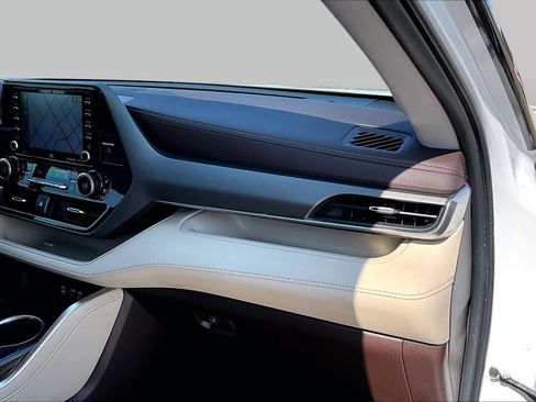 Used 2022 Toyota Highlander Limited FWD image 19