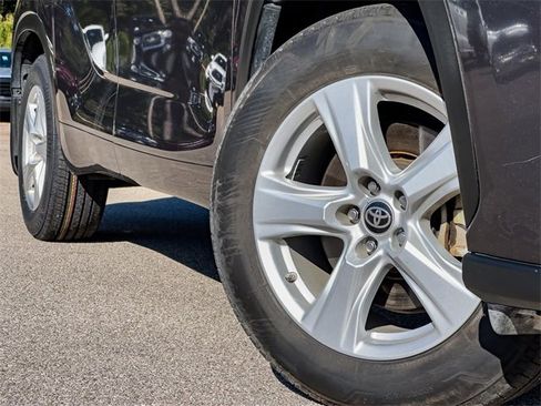 Used 2024 Toyota Highlander LE image 2