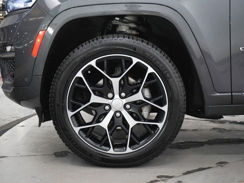 Used 2024 Jeep Grand Cherokee Summit AWD/4WD image 32