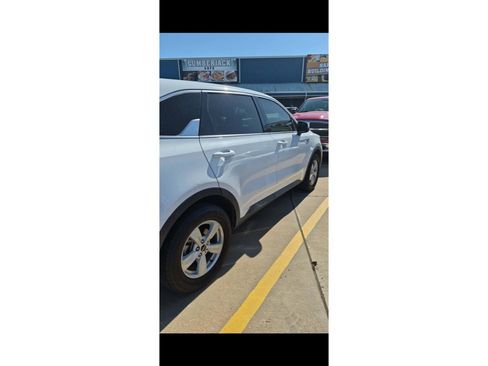 Used 2022 Kia Sorento LX image 4