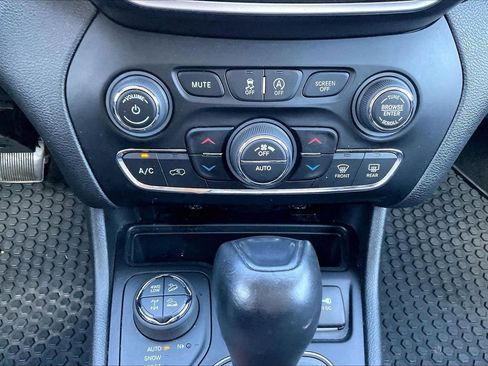 Used 2019 Jeep Cherokee Trailhawk w/ Comfort/Convenience Group image 18