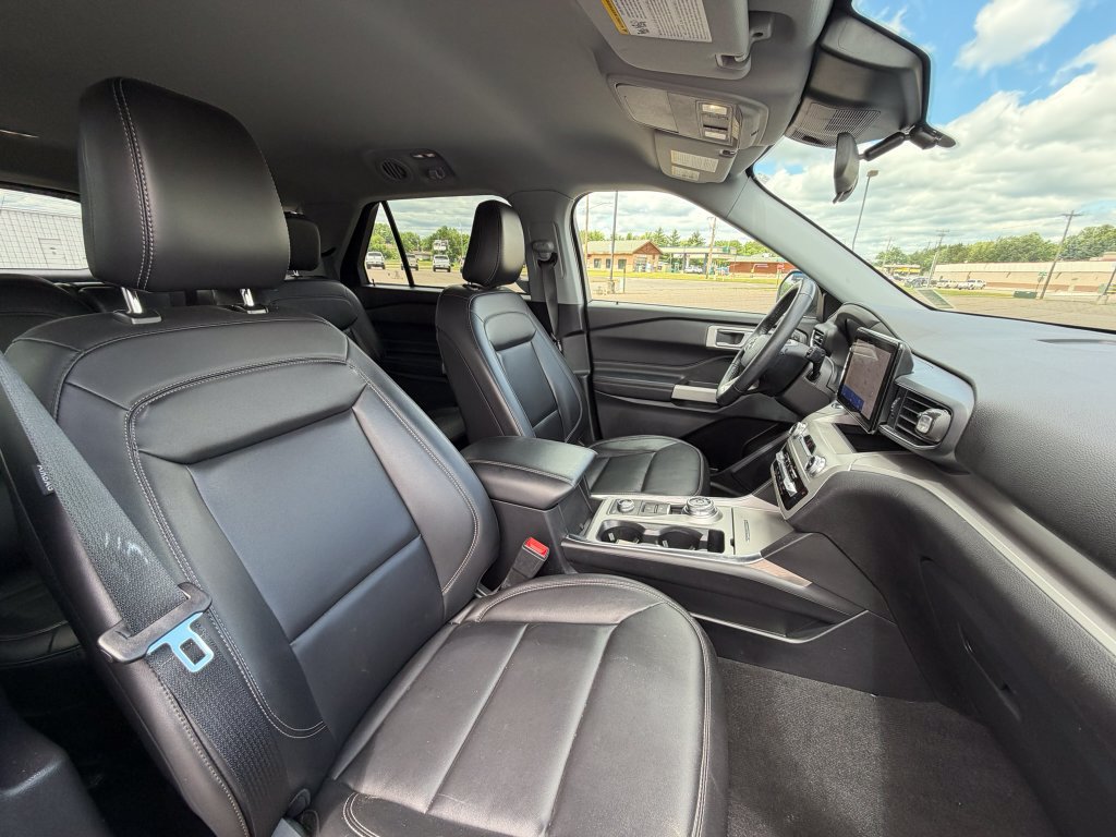 Used 2022 Ford Explorer XLT w/ Equipment Group 202A AWD/4WD image 9