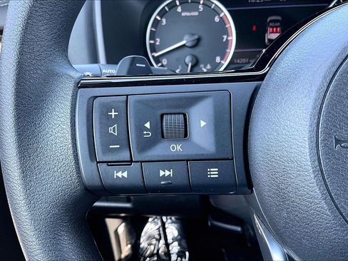 Used 2023 Nissan Rogue SV AWD/4WD image 17