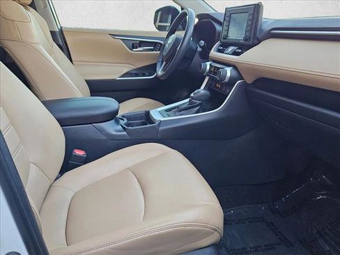 Used 2020 Toyota RAV4 XLE Premium image 21