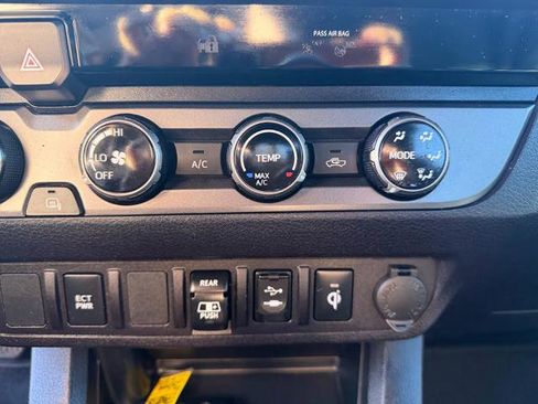 Used 2018 Toyota Tacoma TRD Off-Road image 12