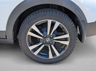 Used 2018 Nissan Kicks SR FWD video 3